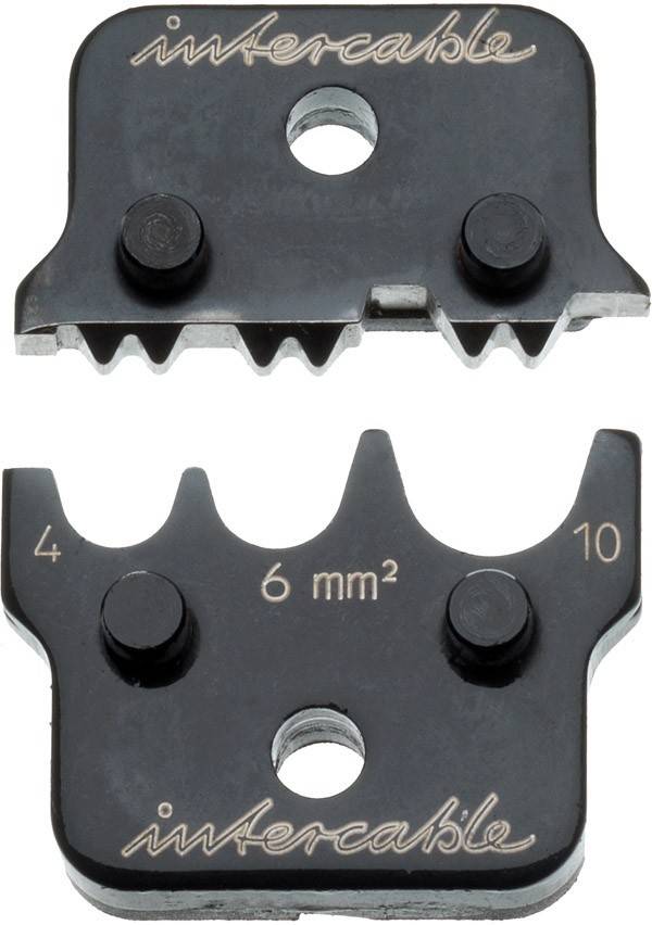 Eine Nahaufnahme einer schwarzen Metallcrimpwerkzeug-Matrize, die mit den Zahlen '4', '6 mm²' und '10' gekennzeichnet ist und scharfe Einbuchtungen zum Crimpen von Kabeln aufweist.