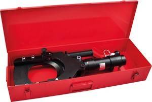 Eine rote Werkzeugkiste, die einen hydraulischen Rohrbieger enthält, der seine Komponenten präsentiert und zum Formen oder Biegen von Rohren und Schläuchen verwendet wird.