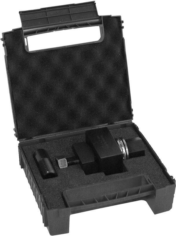 Ein schwarzer Werkzeugkoffer mit einer maßgefertigten Schaumstoffeinlage, die ein Stanzwerkzeug und ein kleines zylindrisches Teil sicher darin eingepasst hält.