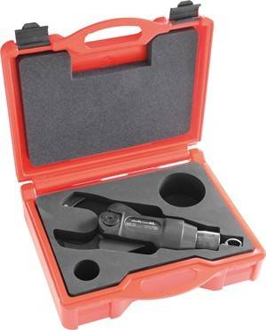 Ein orangefarbener Plastikkoffer mit Schaumstoffeinsatz, der eine Metallhydraulikcrimpzange sicher fixiert, die für elektrische oder mechanische Zwecke verwendet wird.