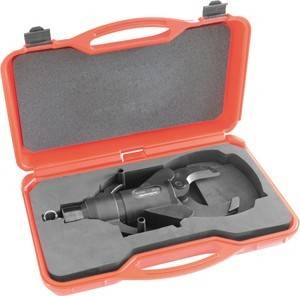 Ein orangefarbener Kunststoff-Transportkoffer, der einen hydraulischen Spreizwerkzeug in Schaumstoff eingebettet enthält, um ihn sicher zu lagern und zu schützen.