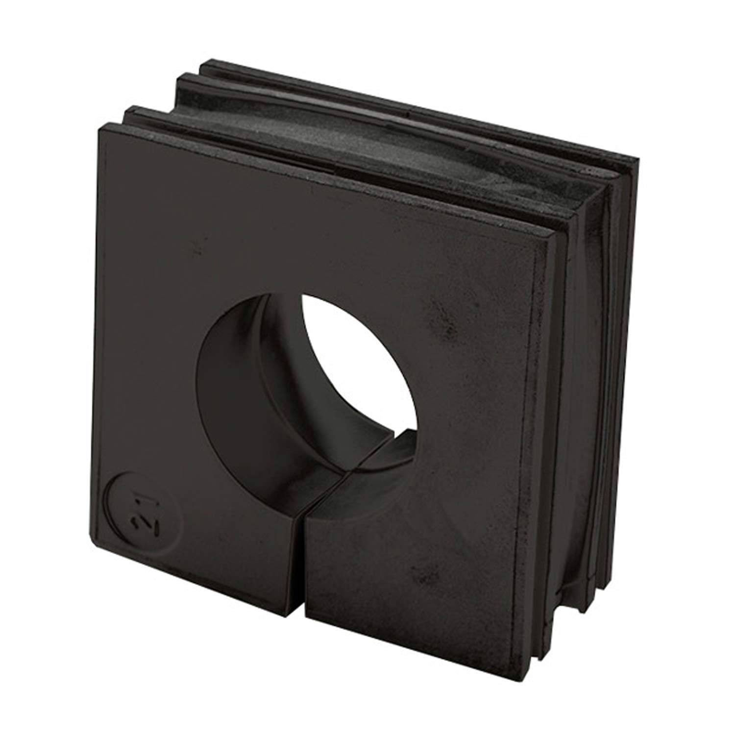 Schwarzer, quadratischer Kunststoff-Kabeldurchlass mit zentralem kreisförmigem Loch und gezackten Kanten, entwickelt zum Durchführen von Kabeln durch Panele.