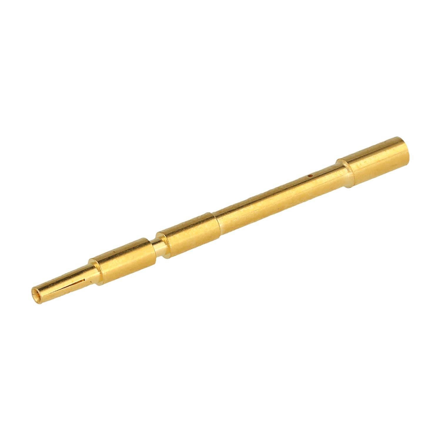 Ein einzelner vergoldeter elektronischer Stiftkontakt, zylindrisch geformt, freigestellt auf weißem Hintergrund.