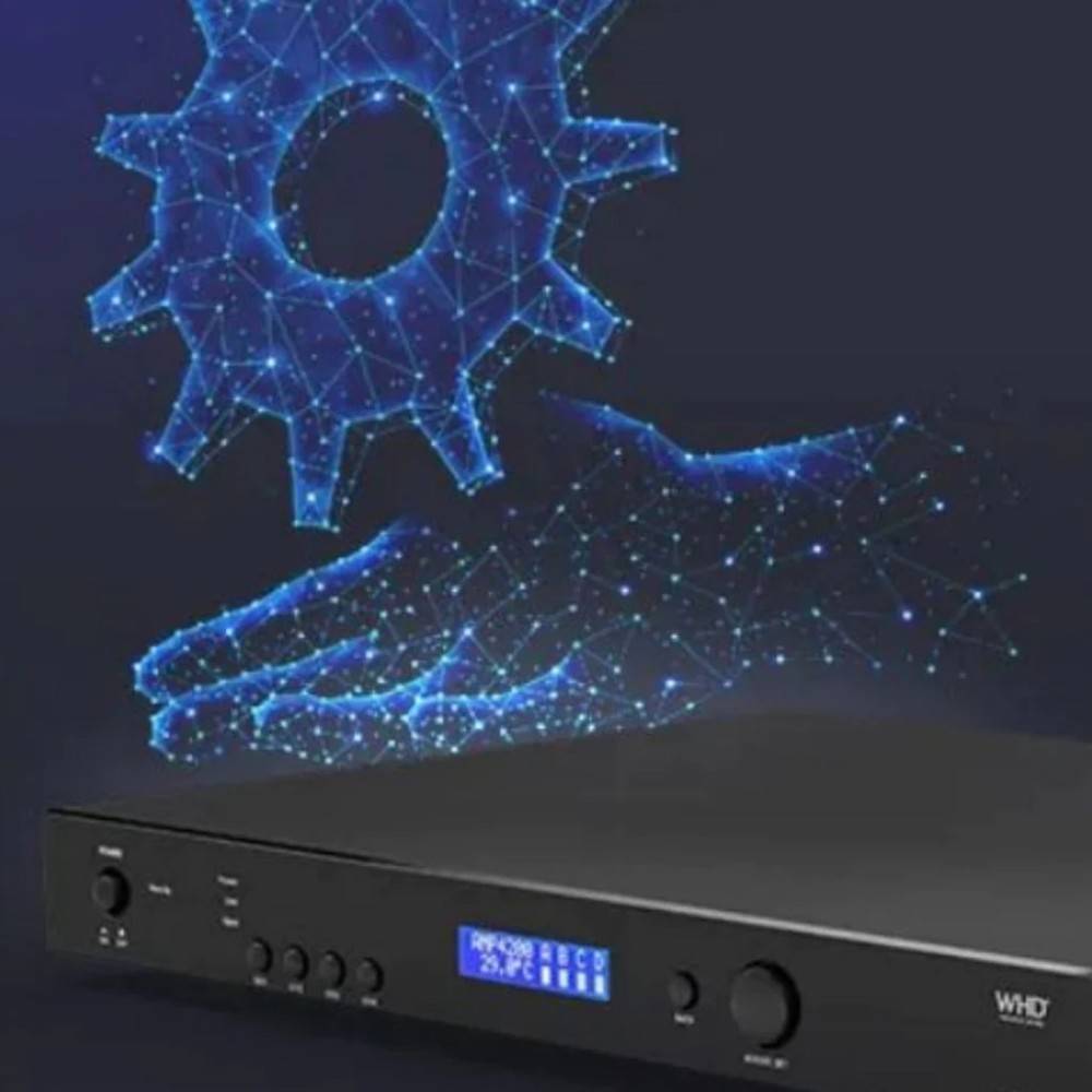 Digitales Hand- und Zahnradsymbol über einer WHD-Steuereinheit mit blauem Display und Drehknöpfen, was auf intelligente Automatisierung oder Systemverwaltung hindeutet.