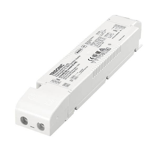 Rechteckiger, weißer TRIDONIC LED-Treiber mit technischen Spezifikationen auf der Oberfläche gedruckt, verwendet zum Betreiben von LED-Leuchten.