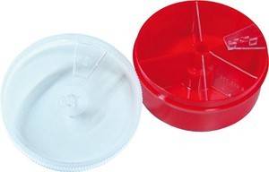 Rote und weiße Flaschendeckel nebeneinander. Der rote Deckel hat einen erhabenen Rand und ist etwas größer, während der weiße Deckel glatt und flach ist.