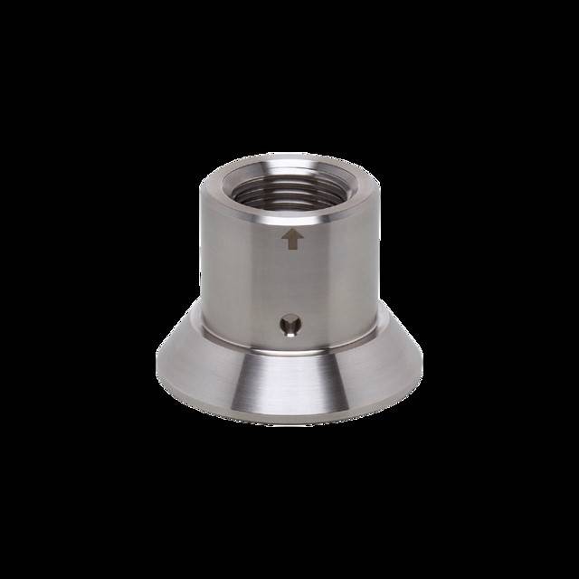 Eine polierte Metallschlauchnippel-Armatur mit Innengewinde, die vor einem schwarzen Hintergrund dargestellt wird und in verschiedenen industriellen Anwendungen verwendet wird.