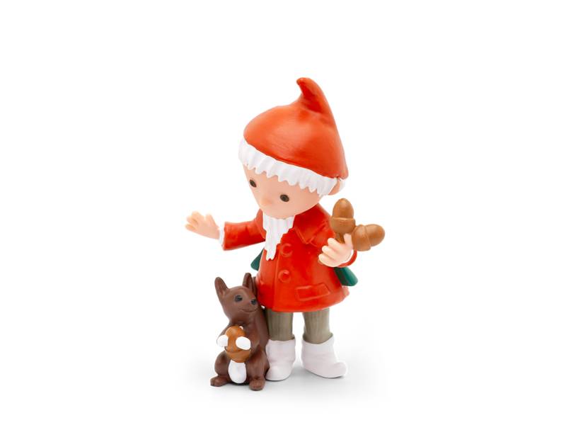 Kleine Spielzeugfigur in einem roten Wintermantel und einer Mütze, die neben einer braunen Katze auf weißem Hintergrund steht.