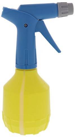 Eine gelbe Sprühflasche mit blauem Auslösemechanismus, die zum Verteilen von Flüssigkeiten verwendet wird.