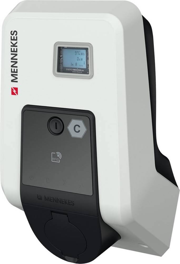 Elektrische Ladestation für Elektrofahrzeuge von Mennekes, ausgestattet mit einem RFID-Kartenleser und einem digitalen Display, das Ladeinformationen anzeigt.