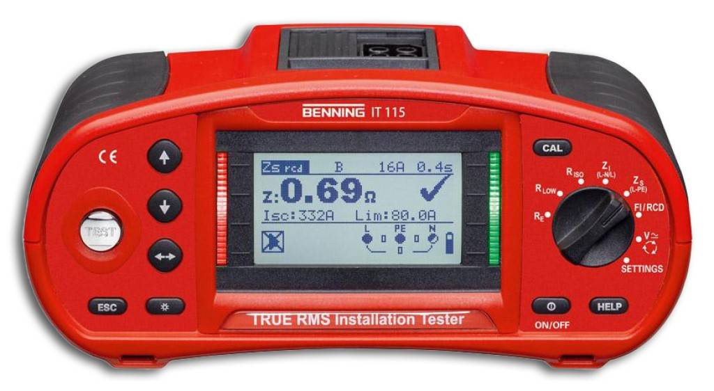 Red Benning IT 115 True-RMS-Installationstester mit digitalem Display, das eine Widerstandsmessung zeigt, und Bedienungstasten.
