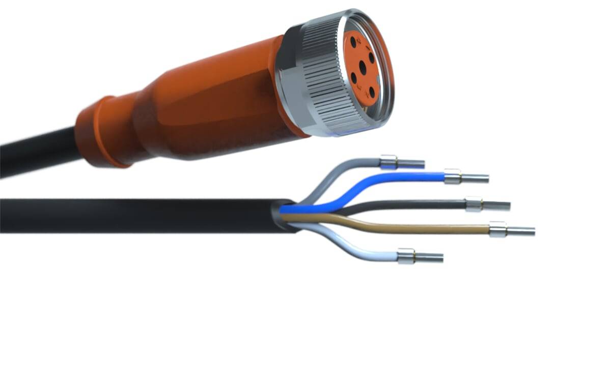 Ein industrieller Steckverbinder mit Vierpol-Konfiguration wird neben einem freigelegten Kabel mit vier farbcodierten Leitern gezeigt: blau, braun, weiß und schwarz.