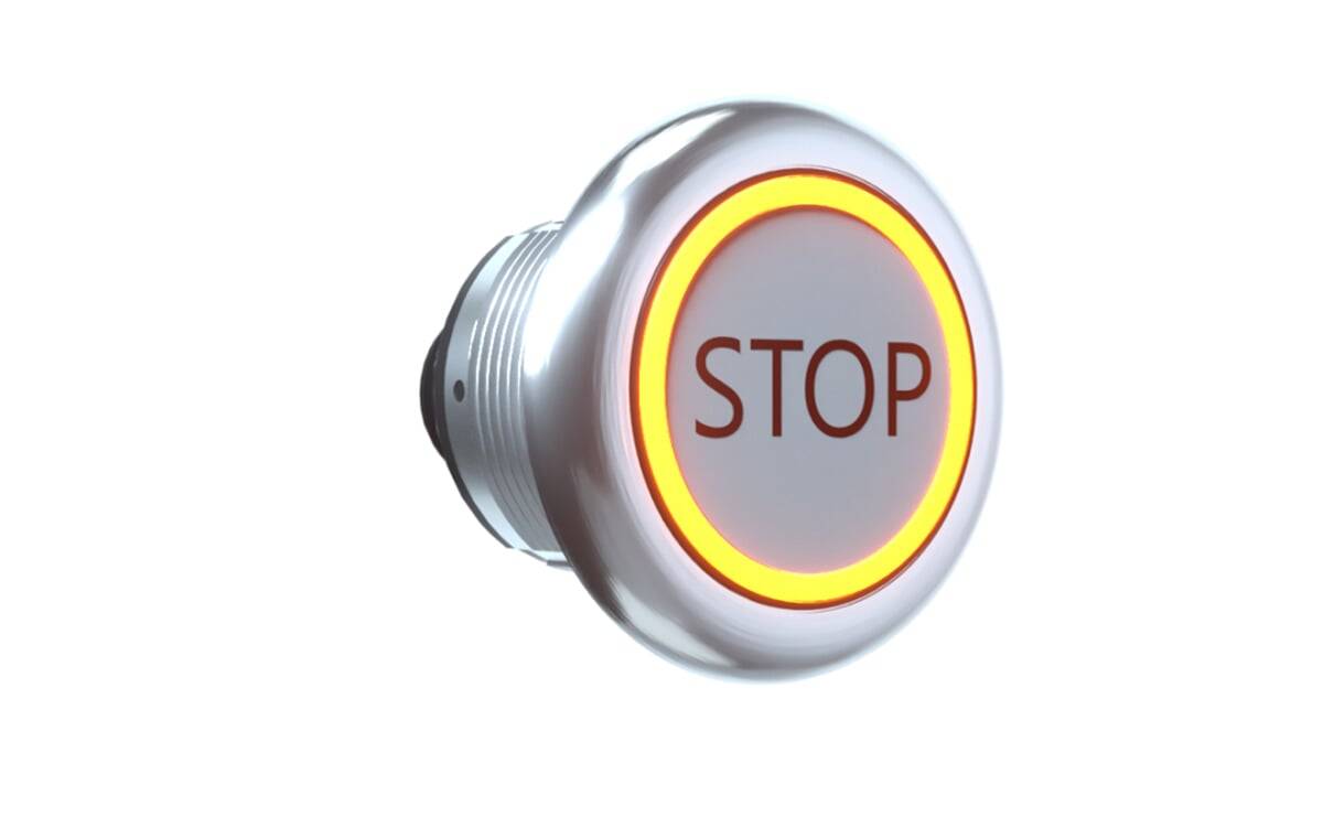 Ein großer, runder, silberner Knopf mit dem Wort ‚STOP' in Rot, beleuchtet von einem leuchtenden orangefarbenen Ring, vor einem weißen Hintergrund.