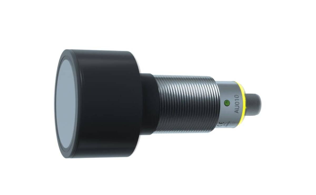 Ein zylindrischer Sensor mit schwarzer Frontseite und metallischem Gewindegehäuse, versehen mit einem gelben Ring und einer grünen Anzeigelampe an seiner Seite.