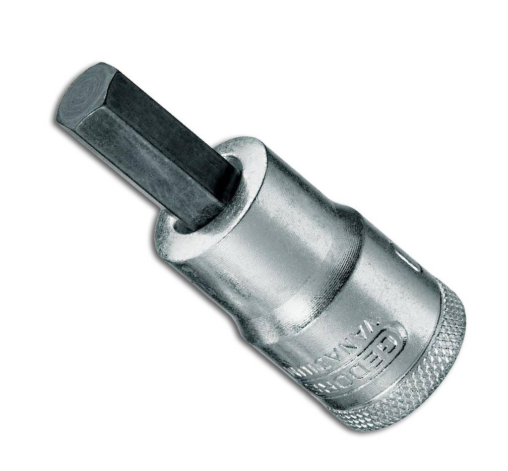 Sechskant-Bit-Steckdosen-Schraubenschlüssel-Aufsatz mit einem schwarzen Sechskant-Bit, das in eine silberne Metallsteckdose auf weißem Hintergrund eingeführt ist.