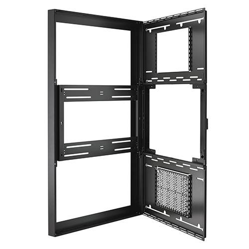 Offene schwarze wandmontierte Gerätegestell-Schrankkabine mit Scharnirtür, Montageschienen und belüftetem Panel zur Unterbringung von Elektronik.