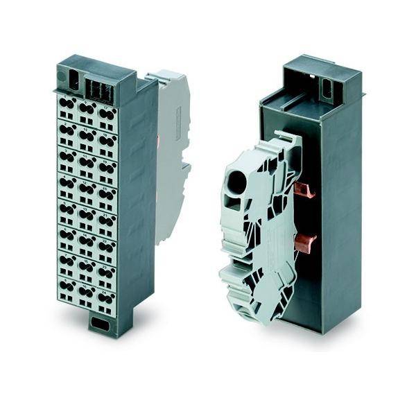 Zwei Ansichten eines Elektroklemmenblockverbindungsmoduls, das die vorderen Klemmenöffnungen und die seitliche Befestigungsstruktur zeigt.