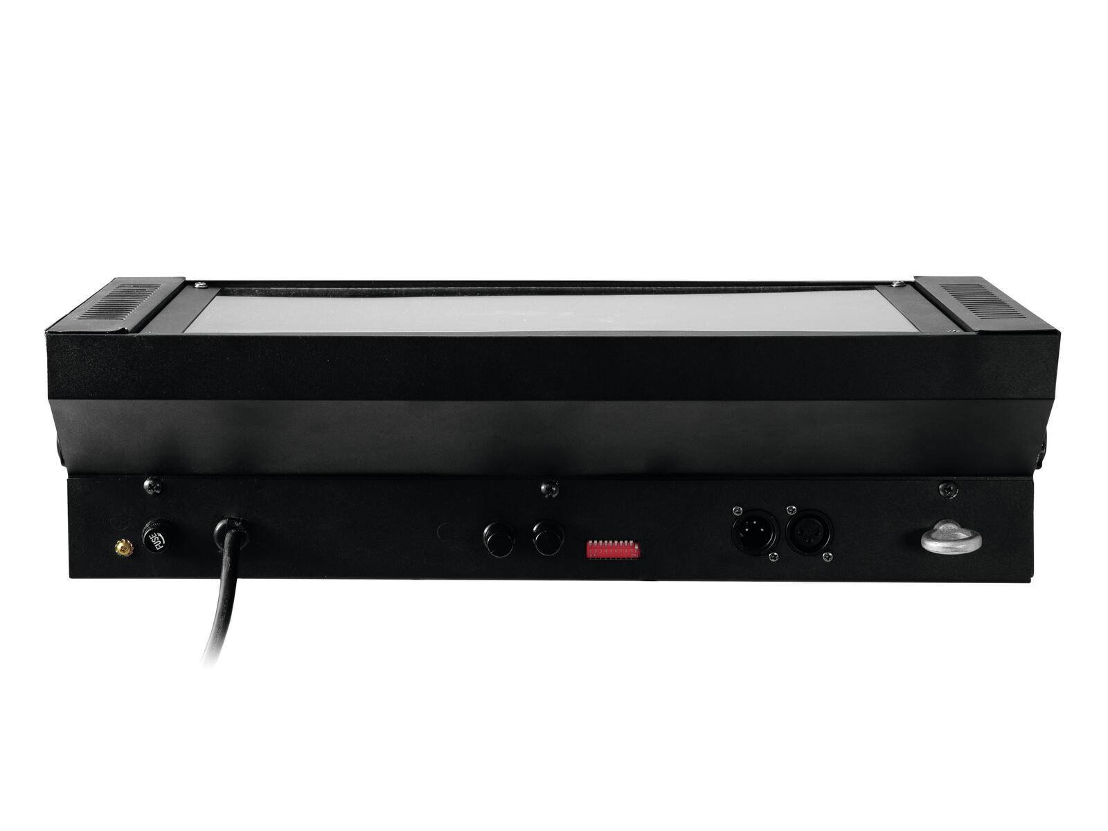 Ein schwarzes elektronisches Gerät mit einer flachen Oberfläche, mehreren Anschlüssen und einem eingesteckten Kabel, möglicherweise für Strom oder Audiogeräte.