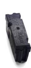 Schwarzes rechteckiges Kunststoff-Elektrostecker-Teil mit Löchern und Seitenklemmen, gezeigt auf weißem Hintergrund.