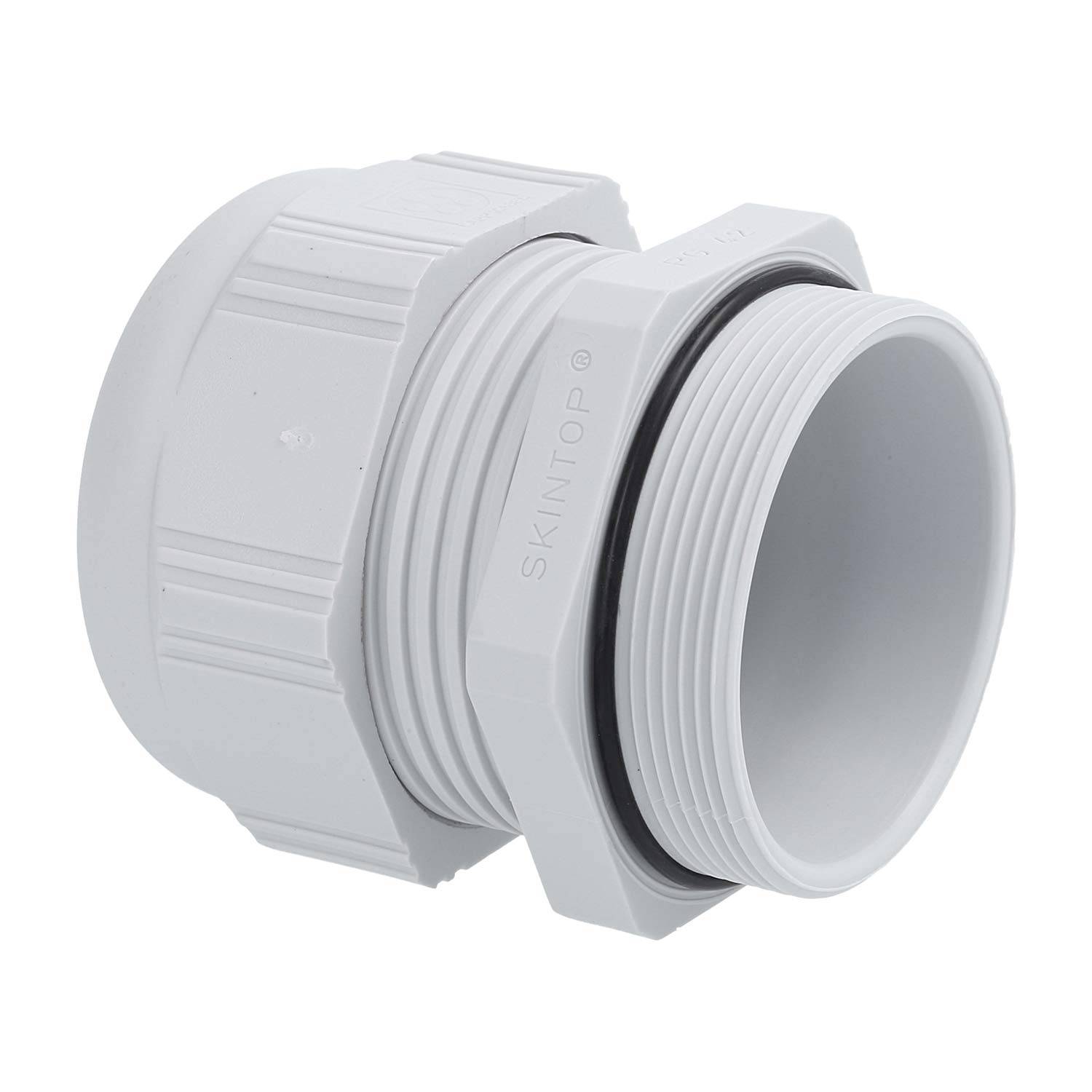 Ein dunkelgrauer zylindrischer Verbindungsstutzen mit Nuten und Gewinde, mit der Bezeichnung „AD2½