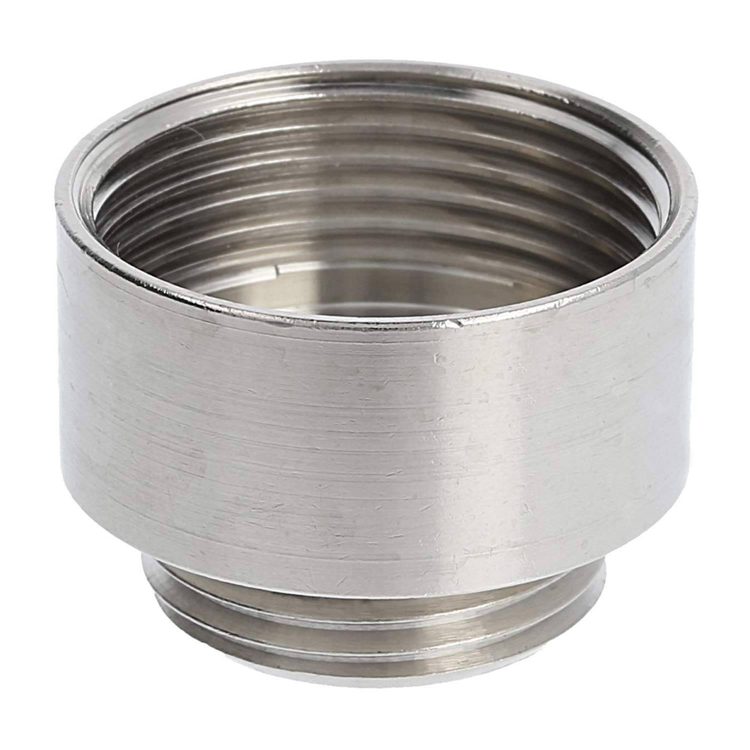 Ein Nahaufnahmen-Bild eines durchschnittenen elektrischen Kabels mit drei Kupferdrähten, die von einer weißen Kunststoffisolierung umhüllt sind.