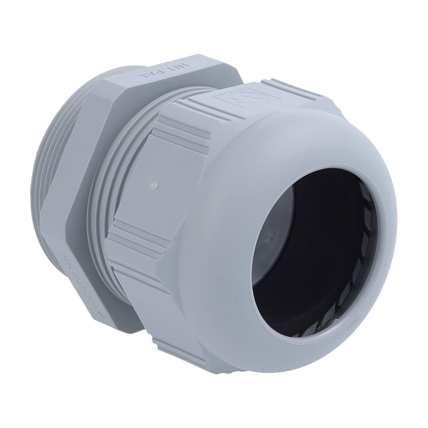 Eine graue Kunststoff-Kabelverschraubung mit GewindelBody und gerippter Kappe, die zur Befestigung von Elektrokabeln und zum Bereitstellen von Dichtungsschutz verwendet wird.