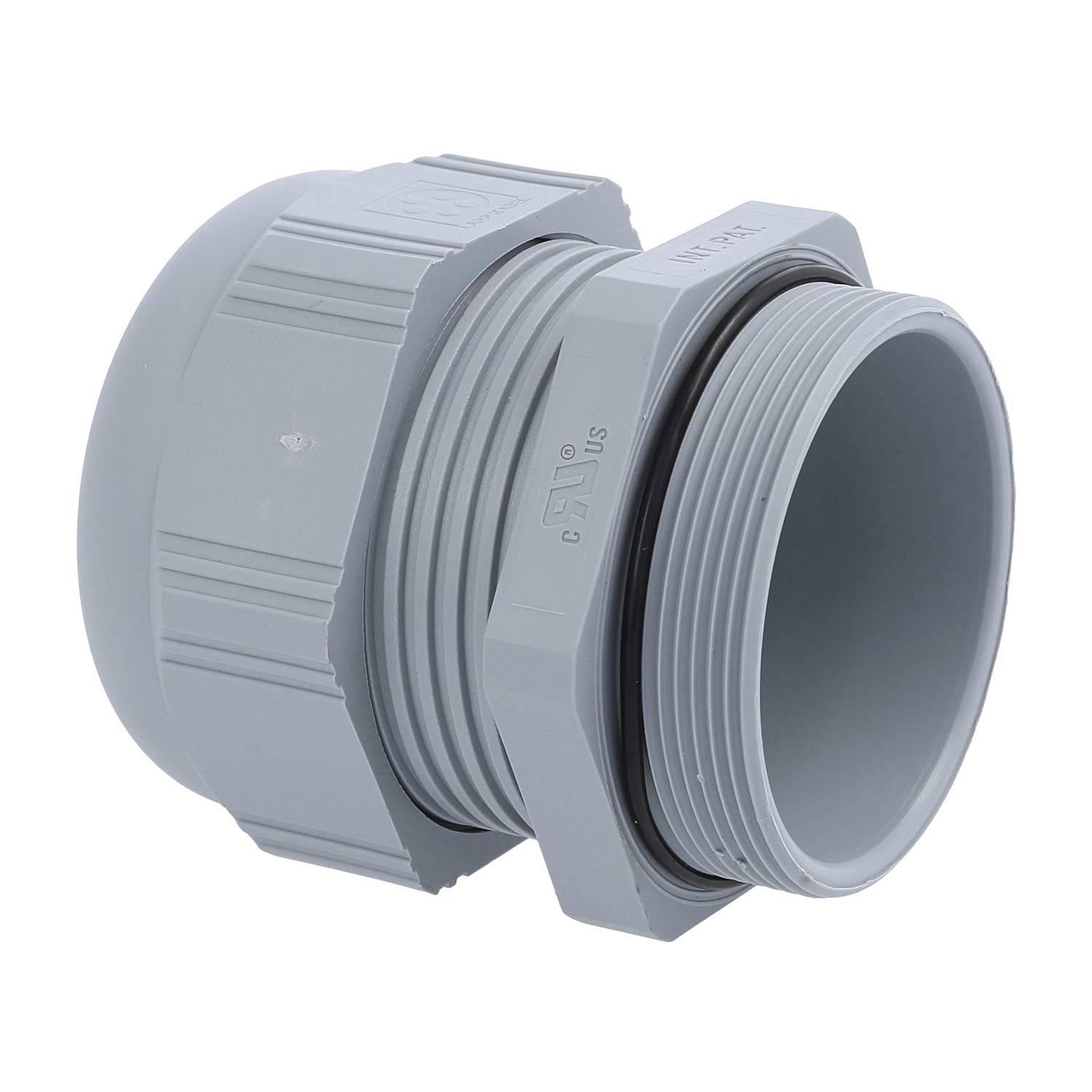 Ein hellgrauer Kunststoff-Verschraubungsverschluss mit Gewindedesign, der zum Befestigen von Kabeln in elektrischen Installationen verwendet wird, von einer Seitenansicht gezeigt.