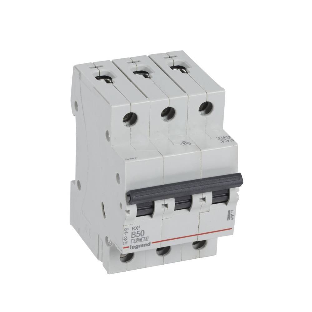Ein 3-poliger B50 Leistungsschalter mit Legrand-Logo. Verwendet zum Schutz elektrischer Stromkreise vor Überlast oder Kurzschluss.