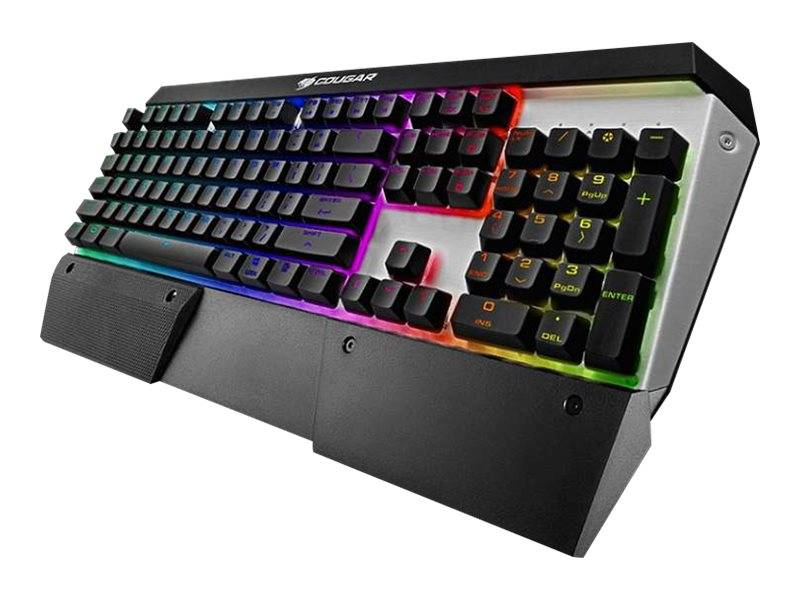 Angewinkelter Corsair RGB mechanischer Gaming-Tastatur mit beleuchteten Tasten und angebrachter Handgelenkstütze auf weißem Hintergrund.