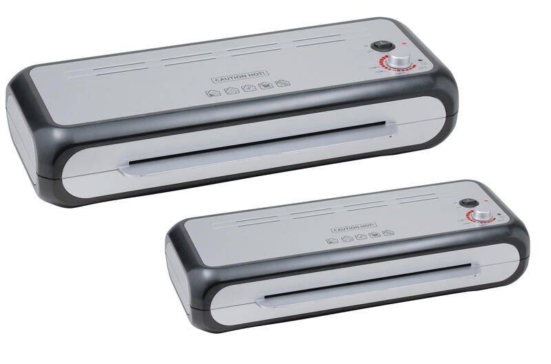 Zwei rechteckige thermische Laminiergeräte mit Bedienungsreglern und Warnaufklebern auf der Oberseite, die ihr kompaktes Design und ihre Funktionalität demonstrieren.