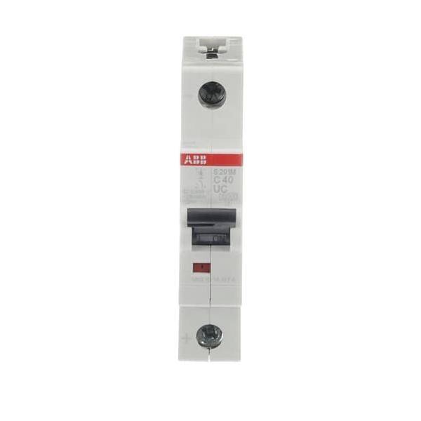 Ein einzelner ABB-Leistungsschalter mit der Bezeichnung 'C40', ausgelegt für elektrischen Schutz. Er verfügt über einen Kippschalter und zwei Schraubklemmen.