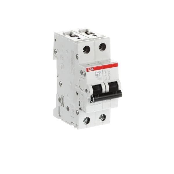 Ein weißer ABB-Leistungsschalter mit zwei schwarzen Schaltern und einem roten Etikett, der zur Steuerung elektrischer Stromkreise verwendet wird.