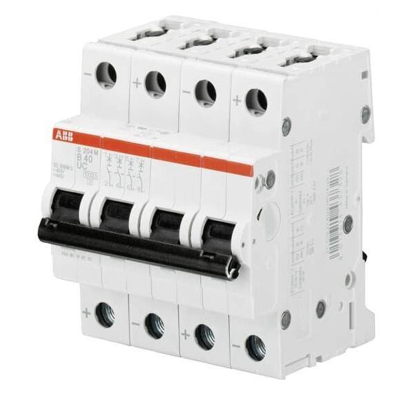 Ein Vier-Pol-Leistungsschalter mit beschrifteten Schaltern zur elektrischen Steuerung, der Marken- und Produktdetails auf der Frontseite aufweist.