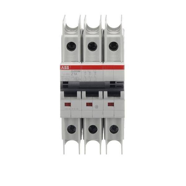 Ein vierpoliger Leistungsschalter von ABB mit rotem Schalthebel und grauem Gehäuse, der zur elektrischen Stromkreisabsicherung verwendet wird.