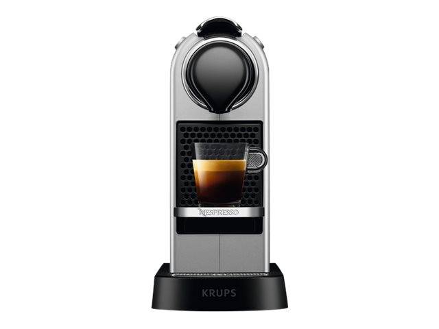 Nespresso-Kaffeemaschine mit Vorderansicht und einer Tasse Espresso im Brühbereich, mit der Marke KRUPS auf der Basis.