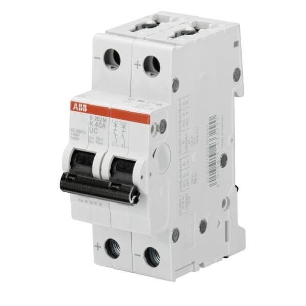Ein weißer ABB-Leistungsschalter mit zwei Schaltern, beschriftet mit '4kA 10C', der zur Absicherung einer elektrischen Leitung gegen Überlast oder Kurzschluss verwendet wird.