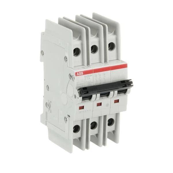 Ein dreipолiger Leistungsschalter mit grauem Gehäuse und schwarzem Schalter, der für elektrische Sicherheit und Steuerung in Stromverteilungssystemen verwendet wird.