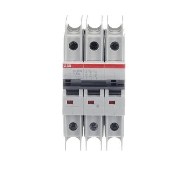 Ein dreipoliger Elektrischer Leistungsschalter mit weißem Gehäuse, roten Akzenten und der Beschriftung 'ABB'. Wird zur Sicherheit in elektrischen Schaltkreisen eingesetzt.
