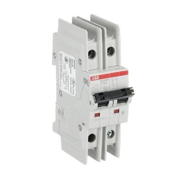 Ein weißer elektrischer Sicherungsautomat mit mehreren Anschlusspunkten ist zu sehen. Er verfügt über eine Beschriftung mit technischen Spezifikationen und Markenname.