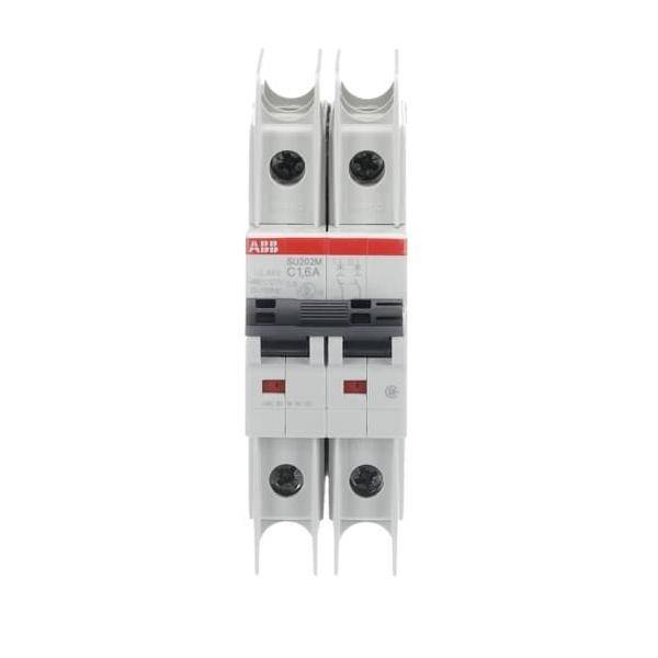 Ein weißer Doppelpoliger Sicherungsautomat der Marke ABB, gekennzeichnet mit 'S201M C16A', ausgestattet mit zwei nebeneinander liegenden Schaltern mit roten Anzeigen in der 'Aus'-Position.