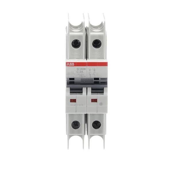 Zweipoliger Leitungsschutzschalter, weiß, mit roten und schwarzen Schaltermarkierungen. Verwendet für Elektroschutz in Wohn- und Gewerbegebäuden.