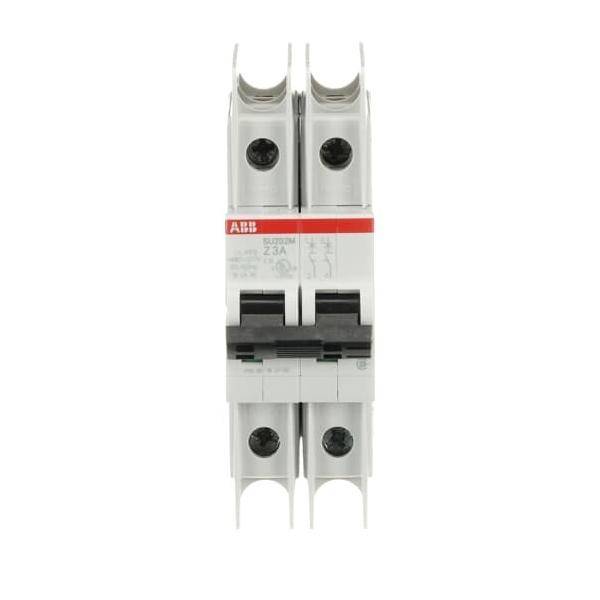 Ein Zweipol-Leistungsschalter mit einem aufgedruckten 'ABB' Logo, ausgelegt für die Steuerung und den Schutz von elektrischen Stromkreisen, mit einer Nenncharakteristik von 'Z3A'.