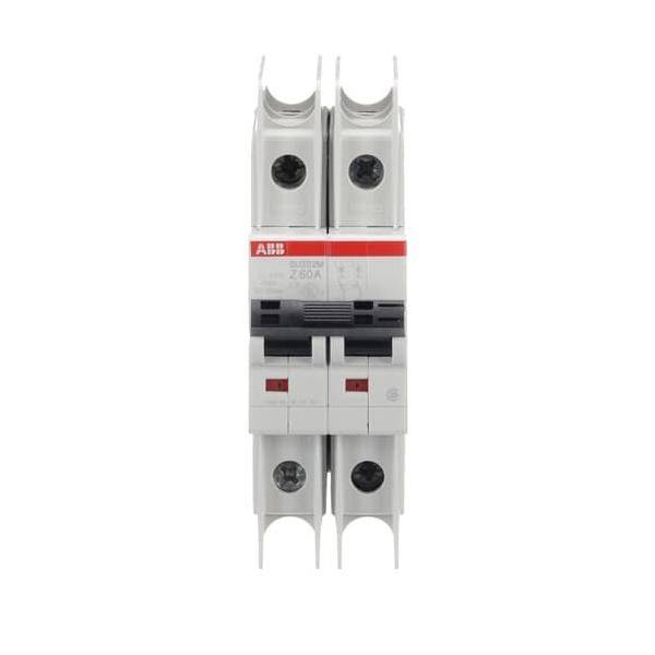 Ein weißer modularer Leitungsschutzschalter mit rotem Etikett, das 25A anzeigt, zur Schutz von elektrischen Systemen von ABB, ausgestattet mit Doppelschaltern.