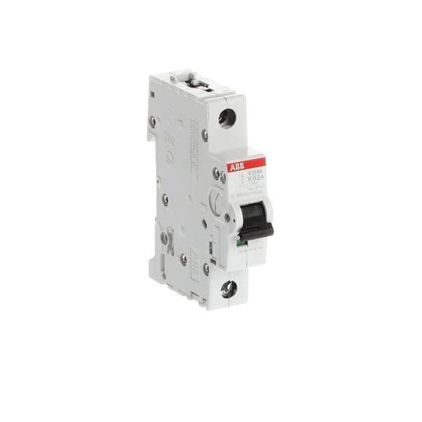 Ein einpoliger Schalter mit schwarzem Schalter und roter Beschriftung, der zur elektrischen Sicherheit verwendet wird, indem er den Stromfluss bei Überlastbedingungen automatisch unterbricht.