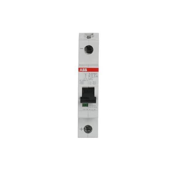 Ein Leistungsschalter mit der Bezeichnung 'ABB S201 B6' ist vertikal positioniert. Er verfügt über einen Kippschalter und ein weißes Gehäuse mit minimaler Beschriftung.