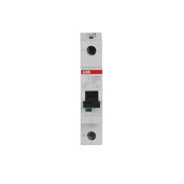 Ein einpoliger Schalter mit schwarzem Schalter, gekennzeichnet als 'ABB S200A UC 5 5A', konzipiert für elektrische Sicherheit und Stromregulierung.