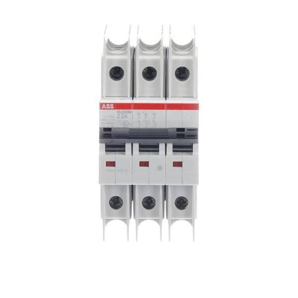 Ein weißer elektrischer Sicherungsautomat mit einem roten und schwarzen Etikett wird gezeigt. Er verfügt über mehrere Schalter und kreisförmige Anschlusspunkte.