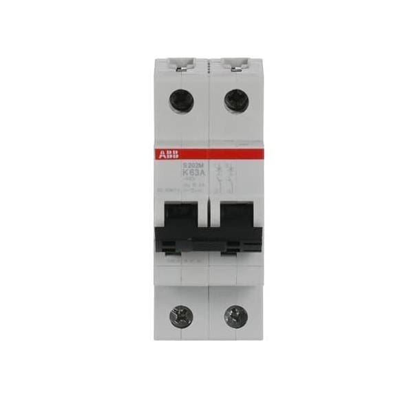 Ein weißer elektrischer Leistungsschalter mit einem roten Etikett, das die Initialen der Marke, 'ABB', in der oberen linken Ecke trägt und mit '63A' bewertet ist.