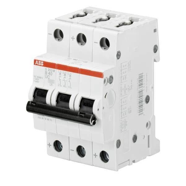 Ein weißer, dreipoliger Leistungsschalter mit schwarzen Schaltern, mit dem Etikett 'ABB', der zur Steuerung des elektrischen Stromflusses verwendet wird.