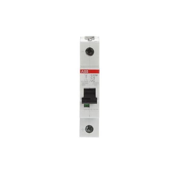 Leitungsschutzschalter mit der Bezeichnung 'ABB S200 DC 6'. Weißes Gehäuse mit einem schwarzen Schalter in der Mitte, verwendet zur Steuerung elektrischer Stromkreise.